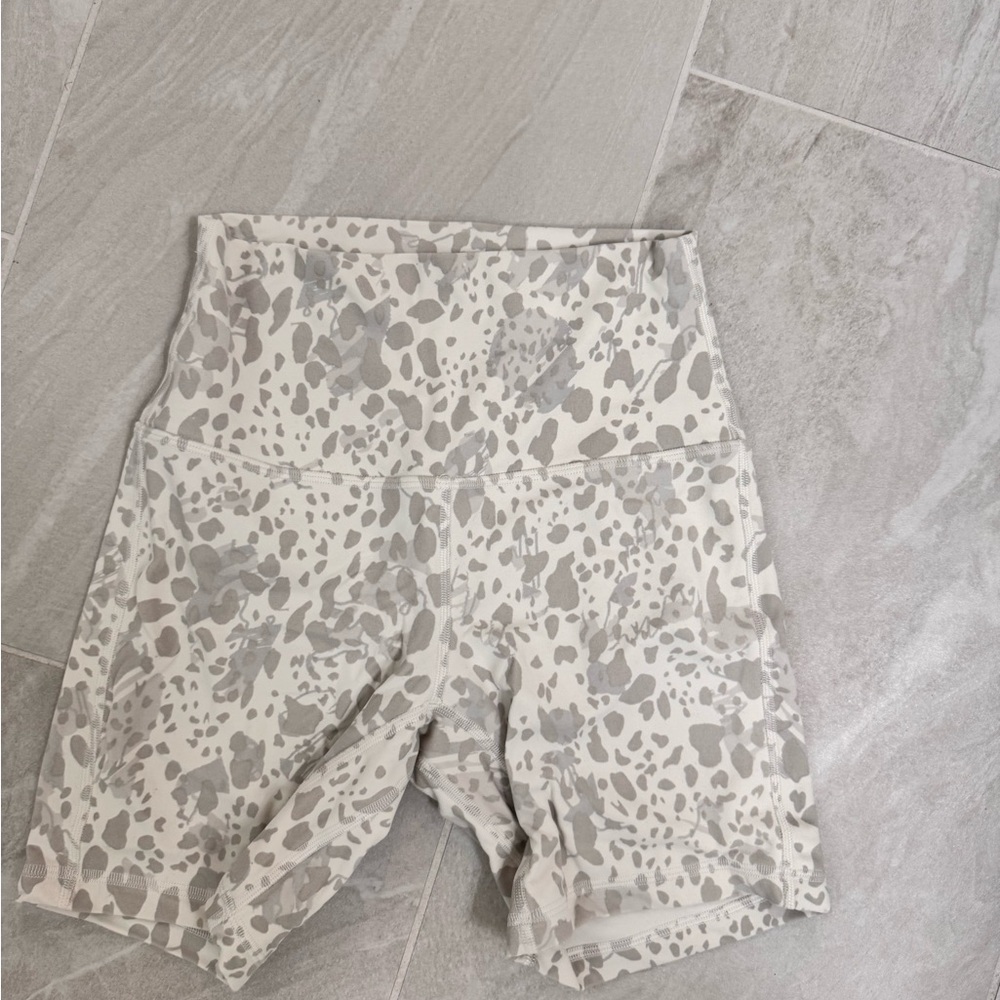 Lululemon Gray Leopard Print High-Waisted align Shorts 6in